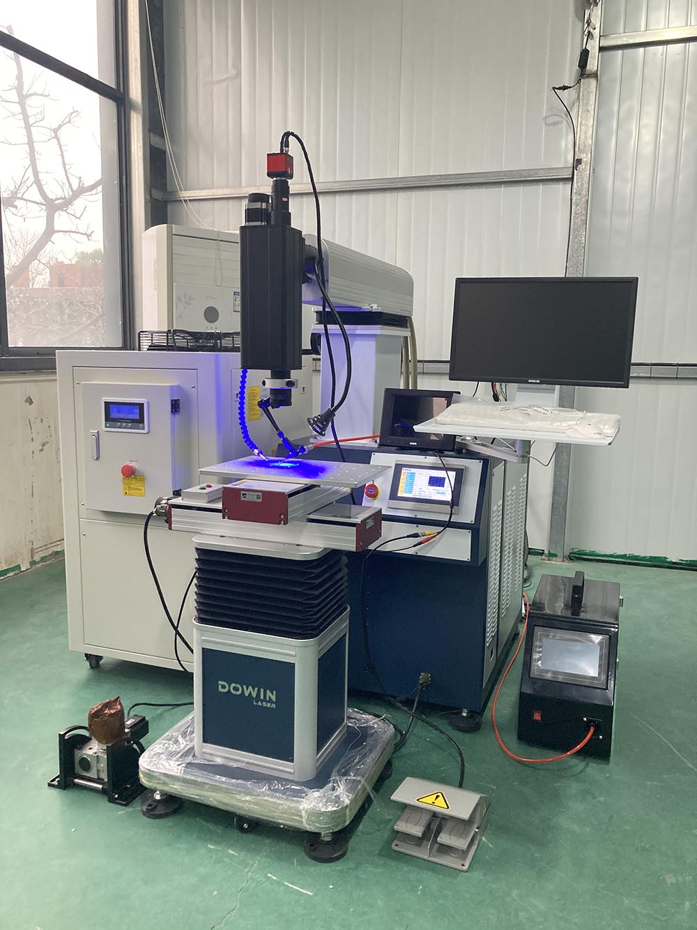 CNC 2000 Automatic YAG Laser Welding Machine for Metal Aluminum Alloy Three Way Pipe Welding.