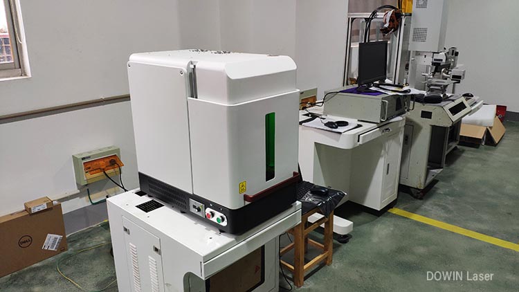 Factory direct price Fiber 20W 30W 50W Small Mini enclosed laser marking machine for Jewelry marking