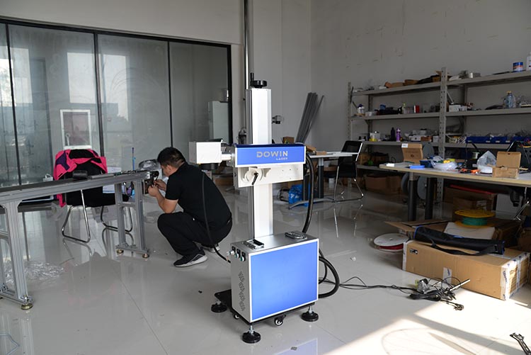 Food package flying uv laser marking machine N95 face mask laser printing printer cnc machine with conveyor price