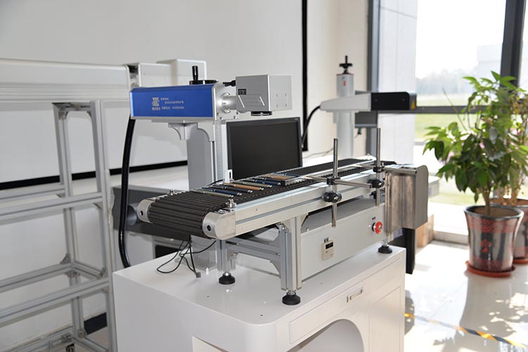 Factory price desktop fiber laser marking machine 30w 50w pen straw engraving with conveyor belt