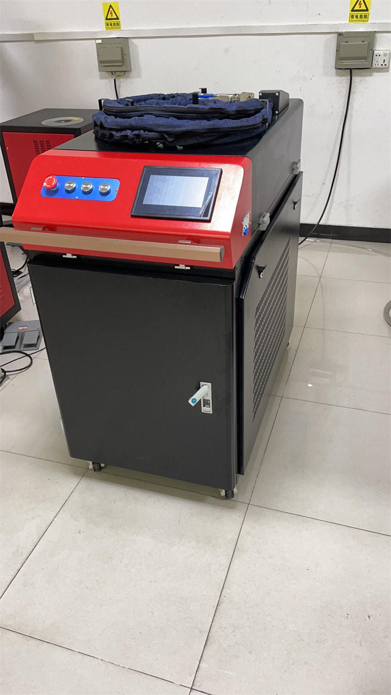 High Quality Raycus Fiber Laser Cleaning Machine 1000W Rust Oxidation Removal Machine