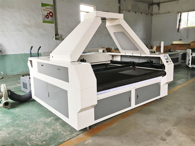 Auto Feeding Printed Patterns Cutter Large Scanning Size Conveyor Table Cloth Fabric CNC Co2 CCD camera laser cutting machine