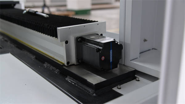 Small 1300*900mm 1000W Mini Fiber Laser Cutting Machine For Copper Steel Cutting