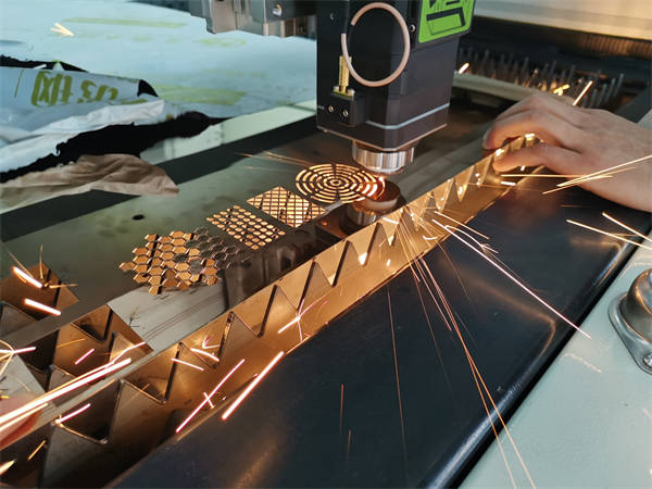 The Laser Cutting Head of CNC 1390 1000w 2000w 3000w fiber laser cutting machine