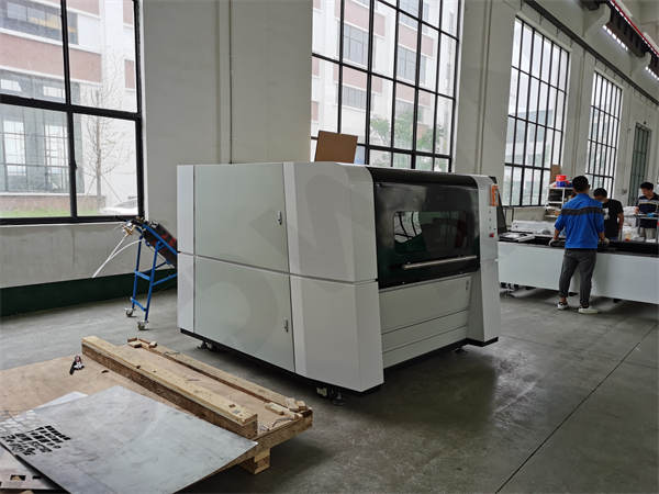 Small 1300*900mm 1000W Mini Fiber Laser Cutting Machine For Copper Steel Cutting