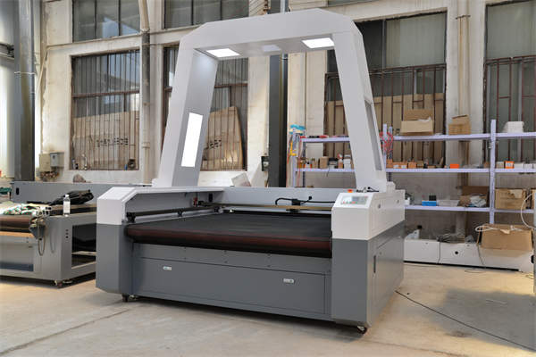 Auto-feeding Cloth Laser Cutting Machine with Dual Asynchronous Heads