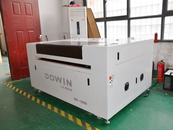 CO2 Laser Cutting and Engrving Plastic Sheet CNC Laser Cutting Machine