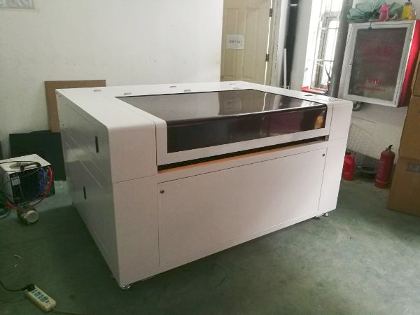 CO2 Laser Cutting and Engrving Plastic Sheet CNC Laser Cutting Machine