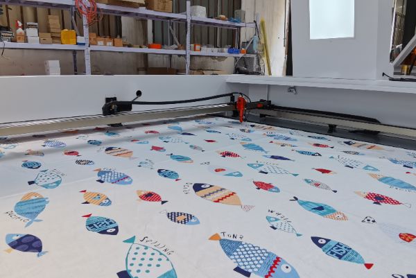 How to solve the problem of inaccurate cloth cutting and slow efficiency? CCD large fabric cutting machine for cutting fabric？