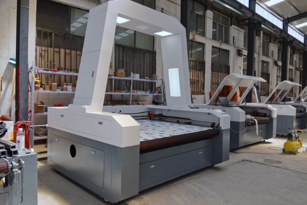 How to solve the problem of inaccurate cloth cutting and slow efficiency? CCD large fabric cutting machine for cutting fabric？