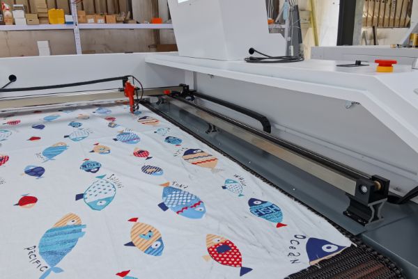 How to solve the problem of inaccurate cloth cutting and slow efficiency? CCD large fabric cutting machine for cutting fabric？