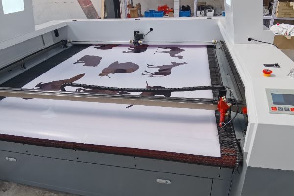 Good Quality Mesh Fabric Laser Cutter 1814 1610 1825 CCD Laser Garment Cutting Machine CO2 Laser Cutter