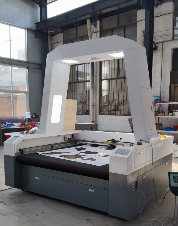 Advantages of CCD large-scale laser cloth cutting machine