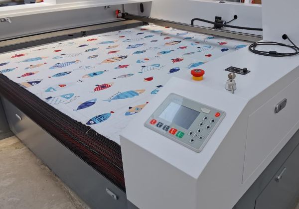 Low Consumption Fabric Leather  Cutting Machine  CCD Camera Positioning Laser Cutting Machine