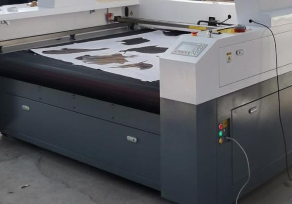 What are the main components of the auto feeding laser cloth cutting machine with camera?