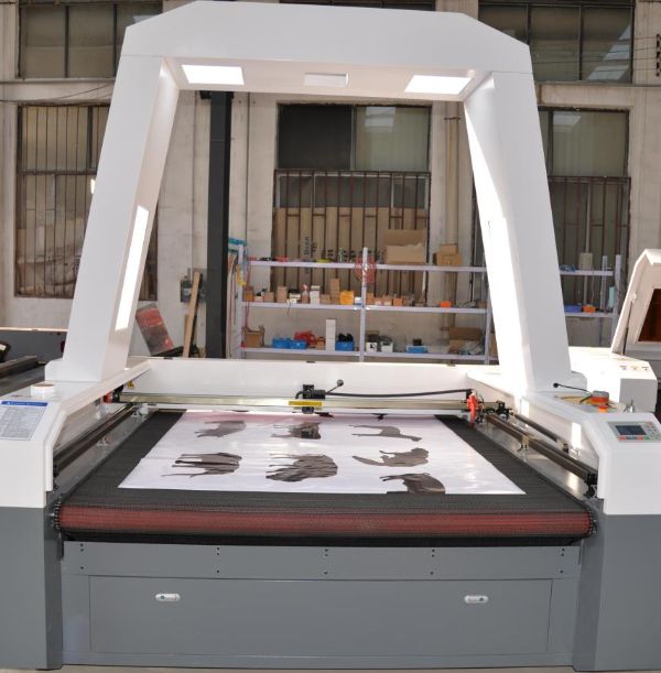 What machines are there for clothing fabric and large-format fabric cutting？