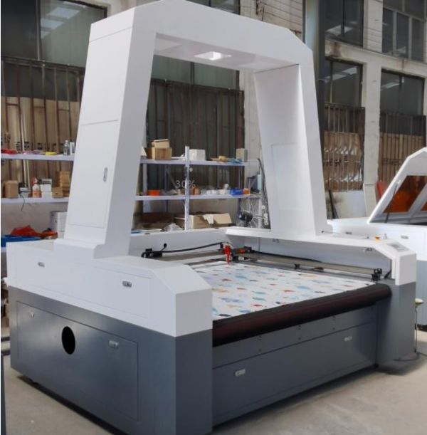 What is the principle of laser cloth cutting machine? How does a laser machine cut and hollow out patterns on apparel fabrics?