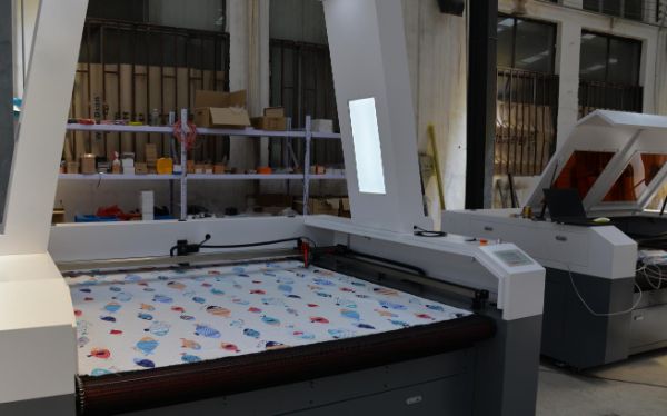 What industry can CCD laser cloth cutting machine 1814 1610 1825 1630 be used for?