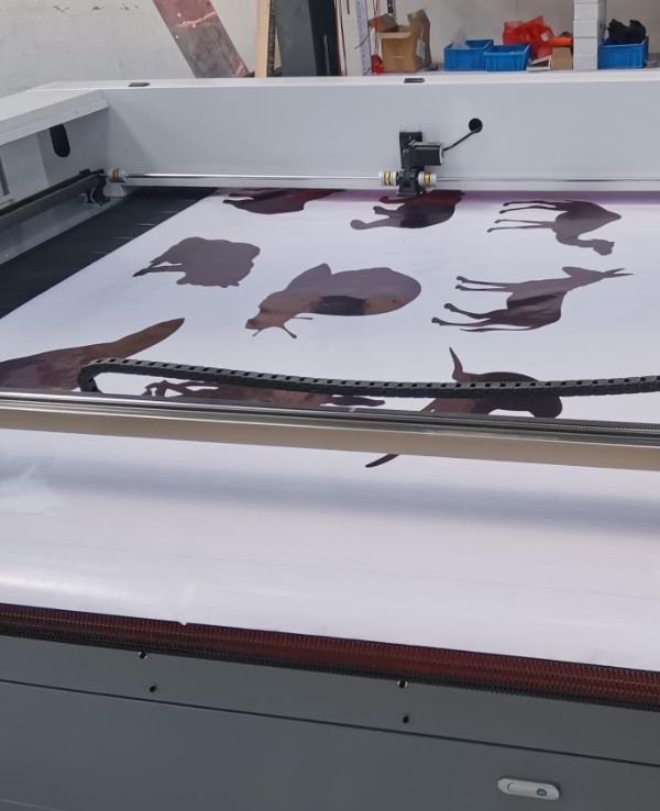 How does the 1814 CCD laser cloth cutting machine work?