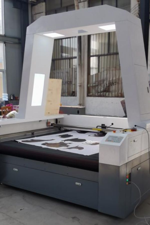 What is the configuration of CCD1814 1610 laser cutting machine?