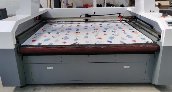 What is the principle of laser cloth cutting machine? How does a laser machine cut and hollow out patterns on apparel fabrics?