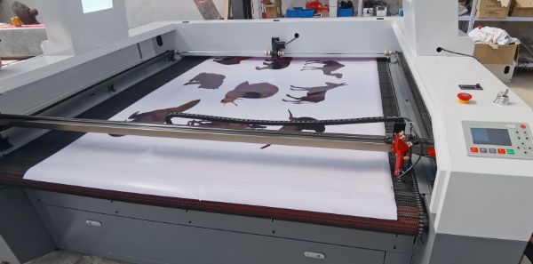 Which automatic feeding laser cutting machine for fabric cloths is better？