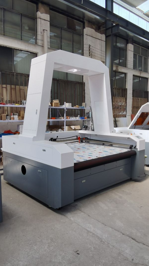 The advantages of DW-1814 automatic feeding laser cloth cutting machine with camera when cutting cloth