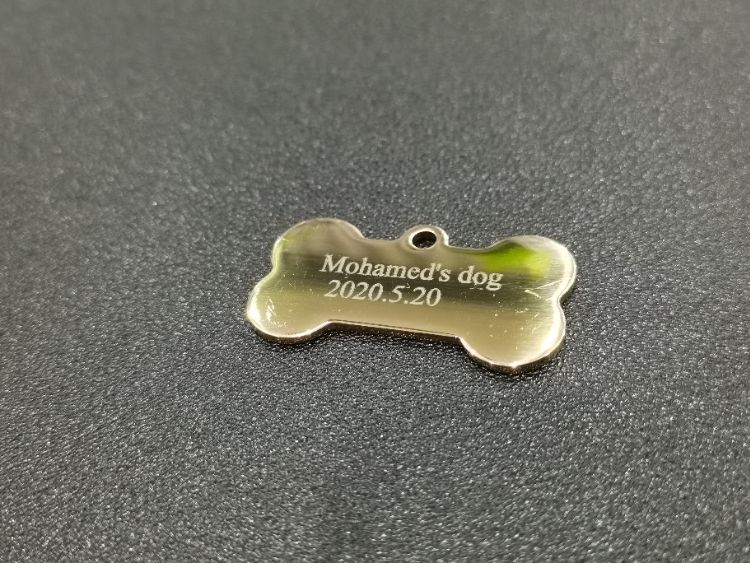 Laser marking machine engraves metal dog tags to prevent dogs from getting lost