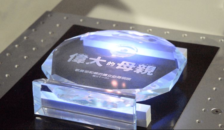 UV laser marking machine engraving crystal souvenirs with exquisite craftsmanship