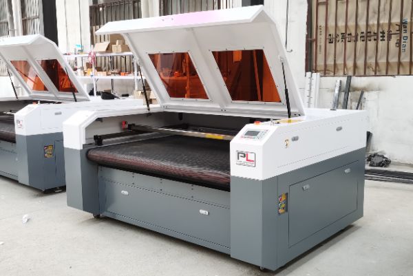 Good Quality 1610 Fabric Cutter Laser Automatic Fabric Cutting Machine 100W 130W Auto Feeding Machine Supplier