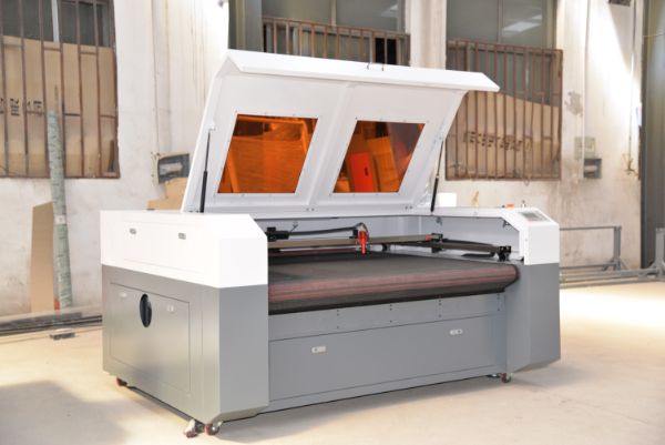 Good Quality Auto Fabric Cutting Machine 80w 100w 130w Auto Feeding Laser Cutting Machine