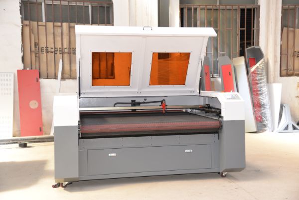 Automatic CO2 Double Head Fabric Leather Laser Cutting Machine 1610 Automatic Feeding Cutting Machine