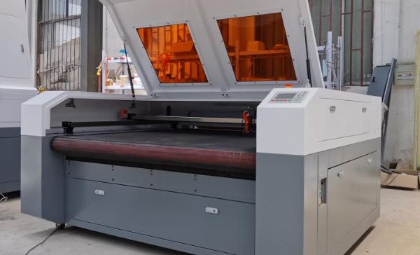 Automatic Garment Pattern Cutting Machine 80w 100w 130w Fabric Laser Cutting Machine