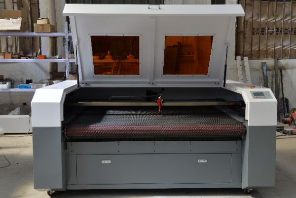 Fabric Roll Cutting Machine Professional Garment Laser Cutting Machine 80w 100w 130w Laser Cutting Machine