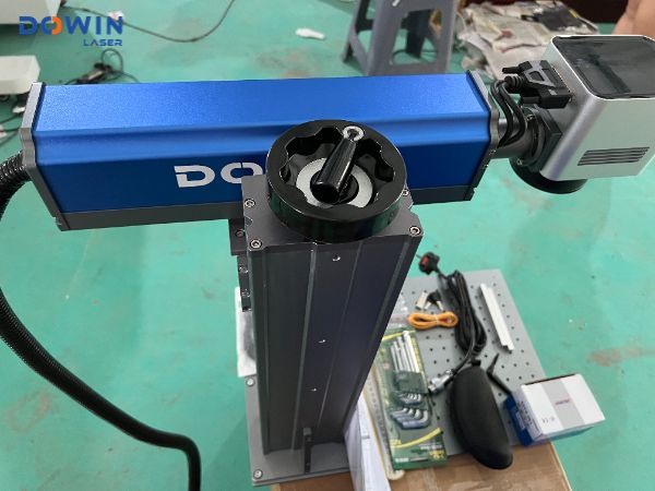 Fiber laser 20w 50w laser marking machine portable laser marker desktop engraving machine for metal