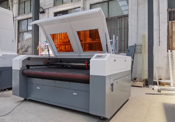 1610 Fabric Laser Cutting Machine Cloth Cutting Machine Automatic Feed Leather CNC Laser Cutting Machine