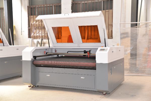 Professional Laser Fabric Cutting Machine Auto Feeding Laser Cutting Machine for Sportswear  100w 1610 Laser Cutting Machine