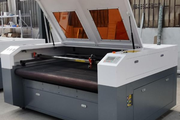 What are the features and advantages of the 1610 1612 automatic feeding laser cloth cutting machine?
