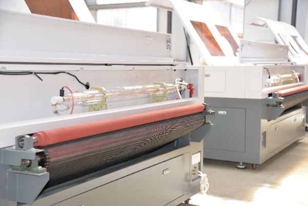 1610 1630 1814 Apparel Fabric Laser Cutting Machine Automatic Feeding Laser Cutting Machine