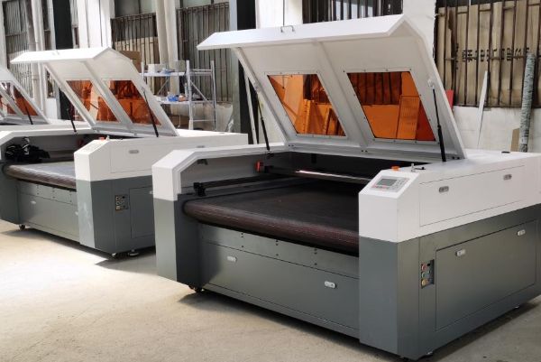 CNC Fabric Cutting Machine 100w 130w Auto Feeding Laser Cutting Machine 1610 Fabric Laser Cutting Machine