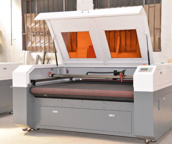 1610 100W 130W CO2 Cloth Cutting Machine Automatic Feeding Laser Cutting Garment Cutting Machine