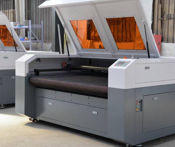 High quality automatic feeding laser fabric cutting machine 100w 130w double head asynchronous laser fabric cutting machine