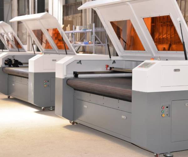 Professional laser fabric cutting machine cutting shoes 100w 130w laser fabric cutting machine manufacturer laser shoe fabric cutter