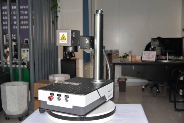 High Quality 50w Raycus Fiber Laser Marking Machine Desktop Laser Marking Machine for Metal JPT Max Laser Marker with Rotary